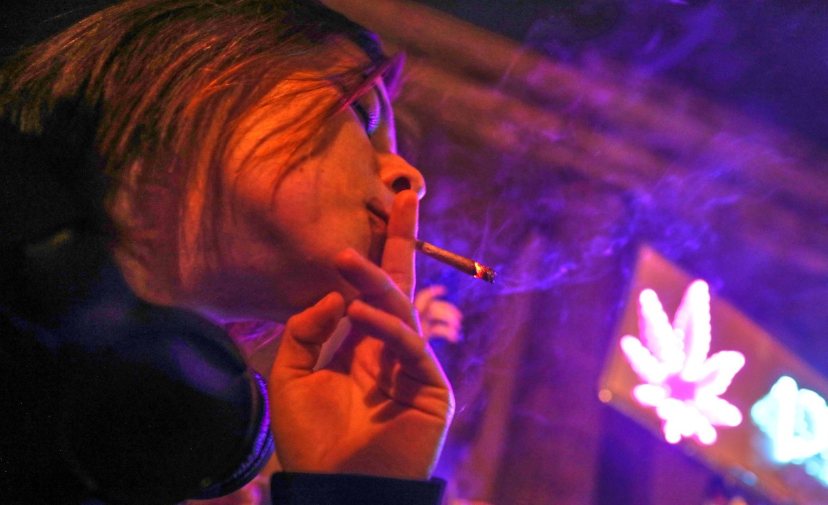 Berlin, Deutschland, 01.04.2024: Brandenburger Tor: Kiffer feiern mit einem Smoke In die teilweise Legalisierung von Cannabis: Mehrere Hundert Personen haben sich versammelt, um sich kurz nach Mittern ...