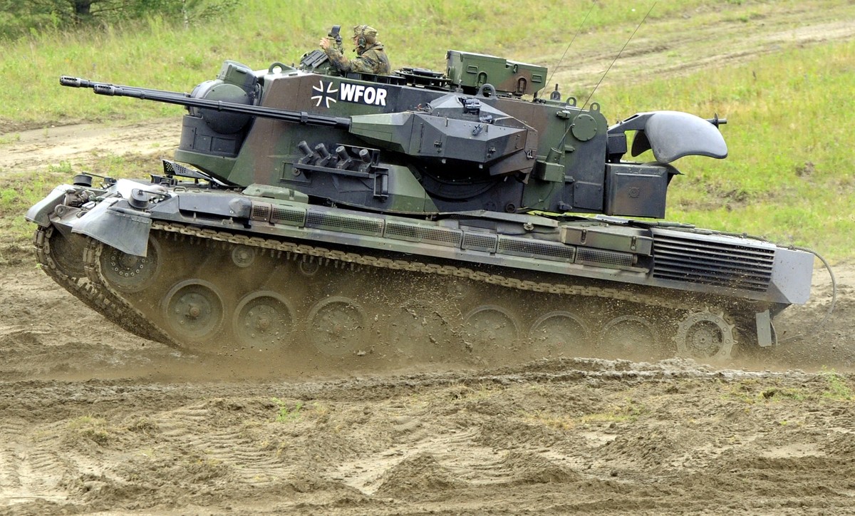 ARCHIV - 15.06.2009, Niedersachsen, Munster: Ein Flakpanzer vom Typ Gepard f�hrt auf dem Truppen�bungsplatz in Munster w�hrend der Informationslehr�bung �Das Heer im Einsatz� �ber das Gel�nde. Die Ukr ...