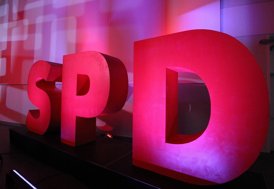 v.li.: 3D-Logo, Logo, Buchstaben der SPD, Symbolfoto, Symbolbild, Feature , Politik, Martin Schulz im Süden, xmrx

V left 3D emblem emblem Letters the SPD Symbolic image Symbol image Feature politics  ...