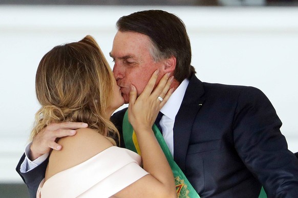 (190101) -- BRASILIA, Jan. 1, 2019 -- Photo provided by Agencia Estado shows Brazil s new President Jair Bolsonaro kissing his wife Michelle Bolsonaro during the inauguration ceremony in Brasilia, cap ...
