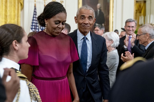 07.09.2022, USA, Washington: Barack Obama (Mitte r), ehemaliger Pr�sident der USA, und Michelle Obama (Mitte l), ehemalige First Lady der USA, verlassen das Wei�e Haus nach der Enth�llung ihrer offizi ...