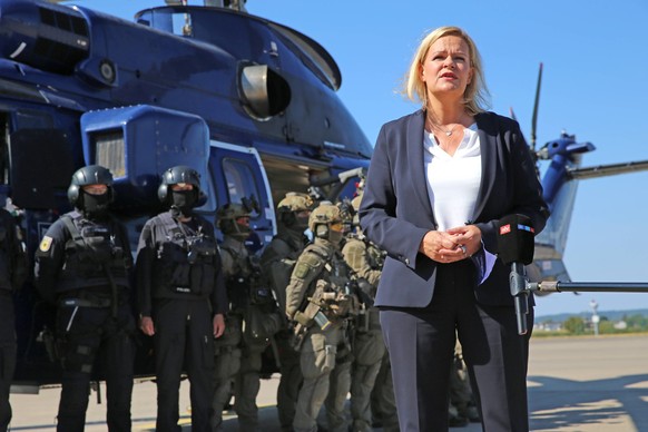 Bundesinnenministerin Nancy Faeser zu Besuch bei der Bundespolizei in Sankt Augustin. Im Hintergrund ein Helikopter der Bundespolizei vom Typ AS 332 L1 Super Puma mit Besatzung sowie Einsatzkräfte der ...