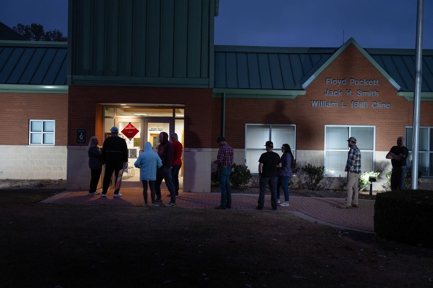 November 5, 2024, Waleska, Georgia, USA: Voters in Waleska, Georgia queue outside the townÃââ s fire station and community hall as the sun rises on Election Day. Waleska USA - ZUMAn03_ 20241105_zaf_n0 ...