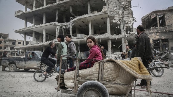 Zivilisten in einer zerstörten Straße im syrischen Ost-Ghuta: Die Unsicherheit der Welt erzeuge Sehnsucht nach einem Ort, an dem sich alle Widersprüche auflösen, sagt Robert Habeck.