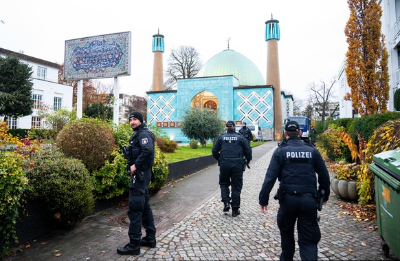 16.11.2023, Hamburg: Einsatzkr�fte der Polizei stehen w�hrend einer Razzia beim islamischen Zentrum Hamburg vor der Imam Ali Moschee (Blaue Moschee) an der Au�enalster. Die Polizei hat im Zusammenhang ...