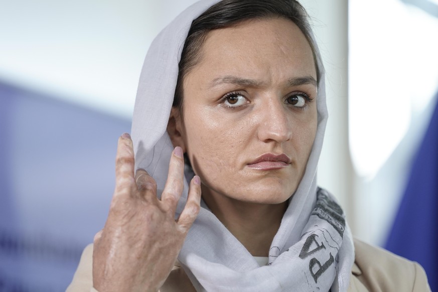 Aktuell, 26.08.2021, Duesseldorf, Zarifa Ghafari Buergermeisterin von Maidan Shahr im Portrait und ihrer Hand an ihrem Kopftuch beim Pressestatement im Vorfeld an den Roundtable zur Lage der Frauen in ...