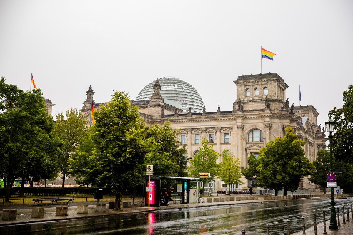 ARCHIV - 23.07.2022, Berlin: Die Regenbogenfahne weht anlässlich des Berliner Christopher Street Day (CSD) erstmals auf dem Reichstagsgebäude. (zu dpa: «Regenbogenflagge auf dem Bundestag am 17. Mai - ...