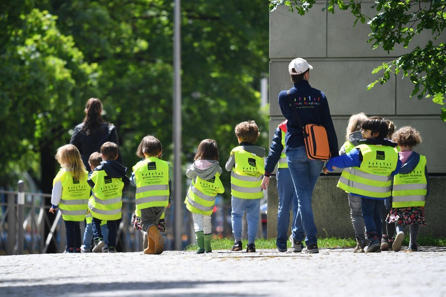 Private Kita WICHTELAKADEMIE Zwei Betreuerinnen der privaten Kindertagesstaette WICHTELAKADEMIE gehen mit einer Gruppe Kinder durch Muenchen-sie tragen Signalwesten. Poolfoto SVEN SIMON - *** Private  ...