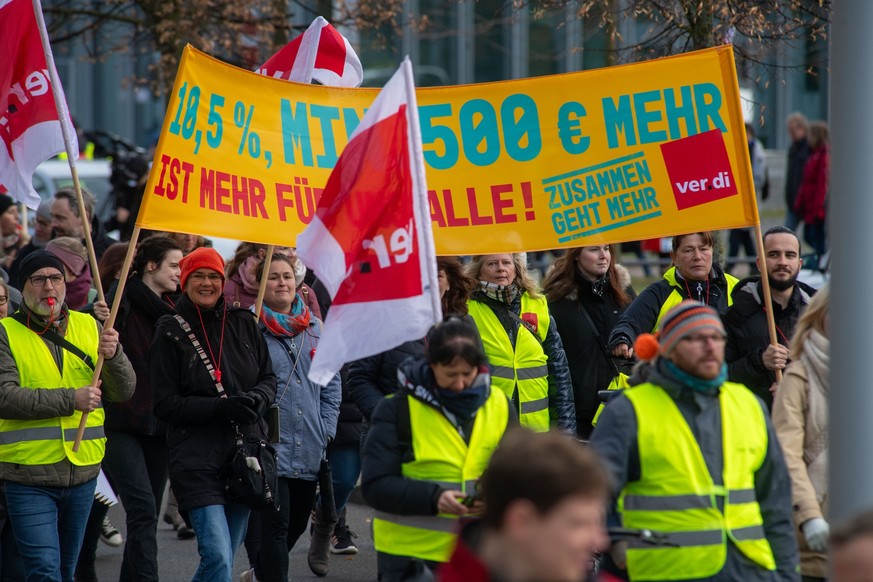 10.11.2023, Mecklenburg-Vorpommern, Greifswald: Beschäftigte der Universitätsmedizin Greifswald (UMG) haben sich vor dem Eingang des Universitätsklinikums in Greifswald versammelt. Die Tarifverhandlun ...