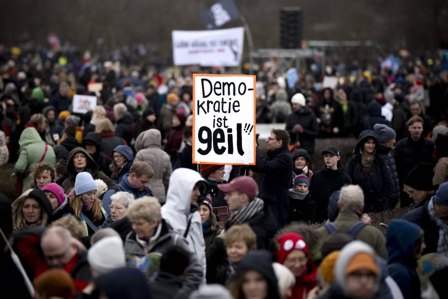 Demo Gegen Rechts - Hand in Hand DEU, Deutschland, Germany, Berlin, 03.02.2024 Demonstranten mit Schild Demokratie Ist Geil bei der Kundgebung und Demonstation vom Buendnis ZusammenGegenRechts unter d ...