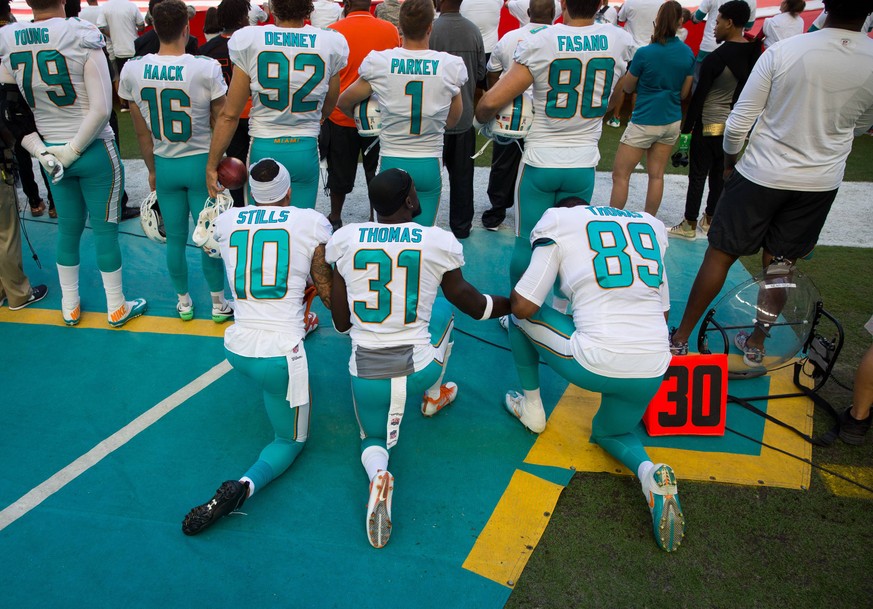 Bilder des Tages - SPORT November 19, 2017 - Florida, U.S. - LOREN ELLIOTT Times .Miami Dolphins wide receiver Kenny Stills (10), free safety Michael Thomas (31) and tight end Julius Thomas (89) kneel ...