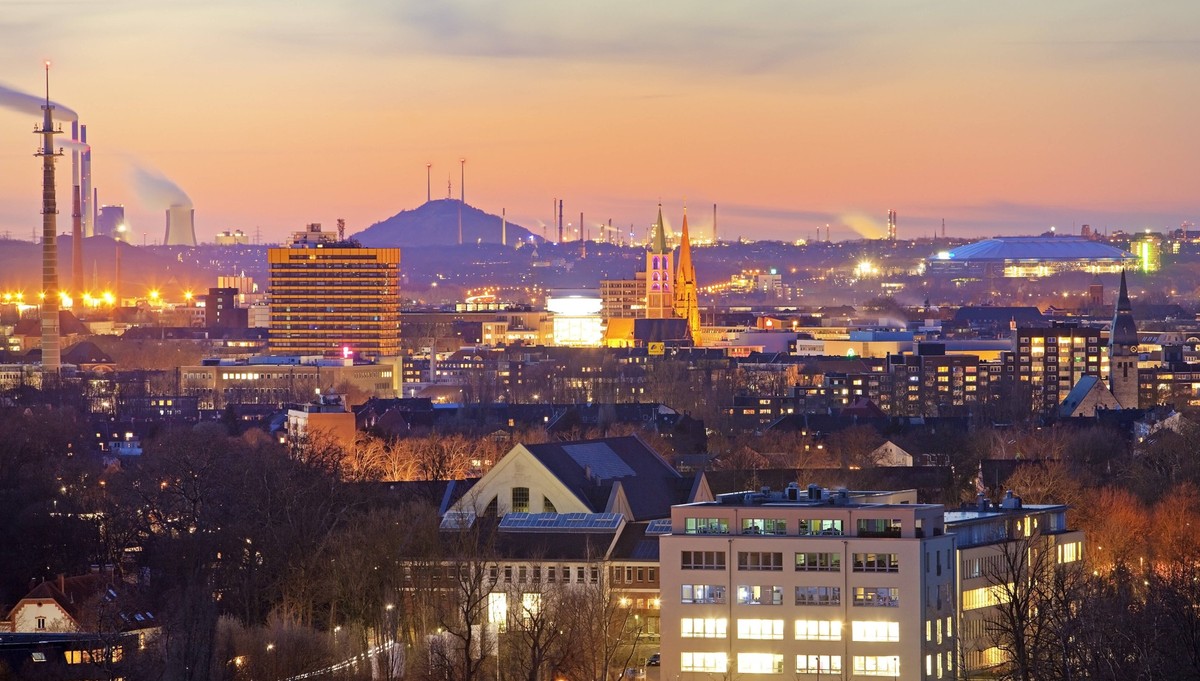 GE_Gelsenkirchen_02.tif Blick ueber Gelsenkirchen am Abend, Ruhrgebiet, Nordrhein-Westfalen, Deutschland, Europa Copyright: xZoonar.com/StefanxZiesex zoonar_11978212