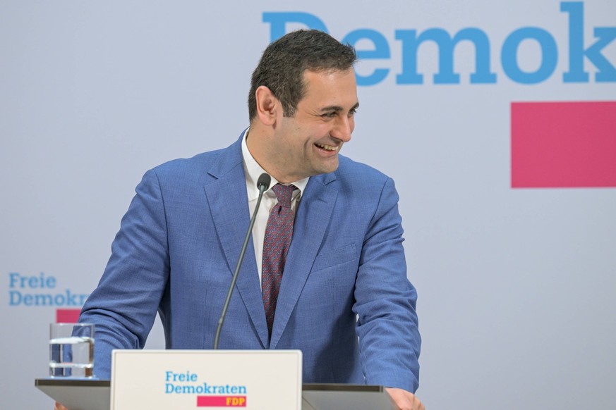 Berlin, Deutschland 19. Februar 2024: Pressekonferenz mit FDP-Generalsekretär und der Spitzenkandidatin zur Europawahl - 19.02.2024 Im Bild : Bijan Djir-Sarai, Generalsekretär der FDP lacht *** Berlin ...