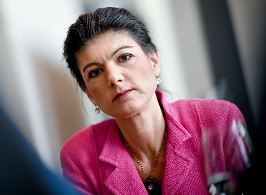 ARCHIV - 07.11.2019, Berlin: Sahra Wagenknecht, damals Fraktionsvorsitzende der Partei Die Linke, steht im Bundestag am Rande eines dpa-Interviews. Wagenknecht, bekommt nach eigener Aussage positive R