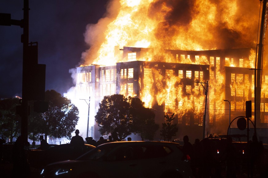 May 28, 2020, Minneapolis, Minnesota, USA : Transformers explode as a 190 unit affordable housing complex that was under construction burns after it was set on fire during a riot over the police killi ...