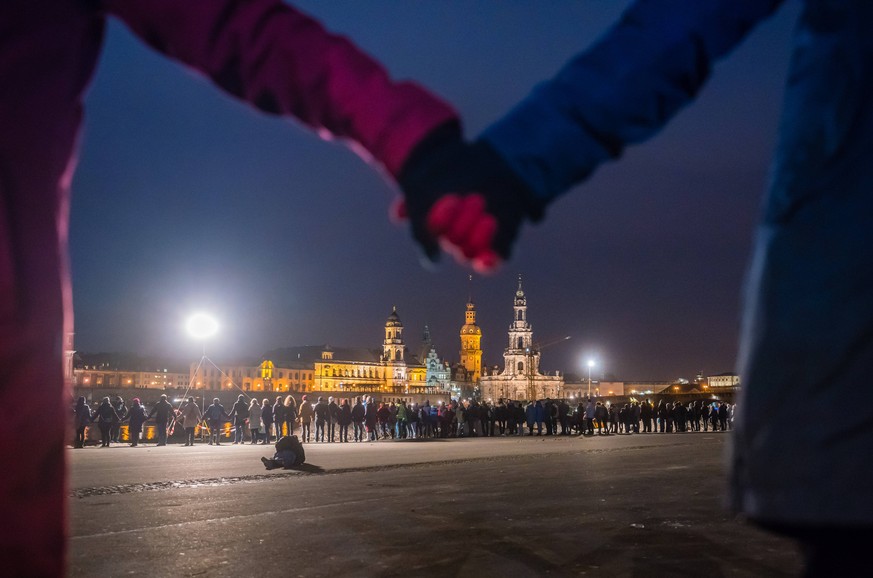 Menschenkette zum Gedenken an die Zerstörung Dresdens. Die Aufnahme statt von 2019.