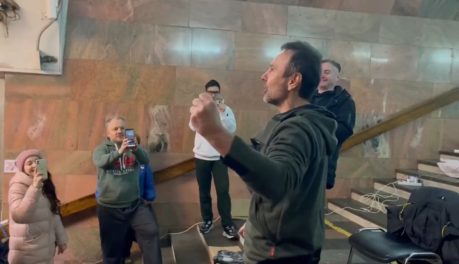 Lieder gegen den Krieg: Der ukrainische Rocksänger Svyatoslav Vakarchuk singt in einer U-Bahnstation in Charkiw zusammen mit den Menschen, die sich dort vor den russischen Angriffen verstecken. 