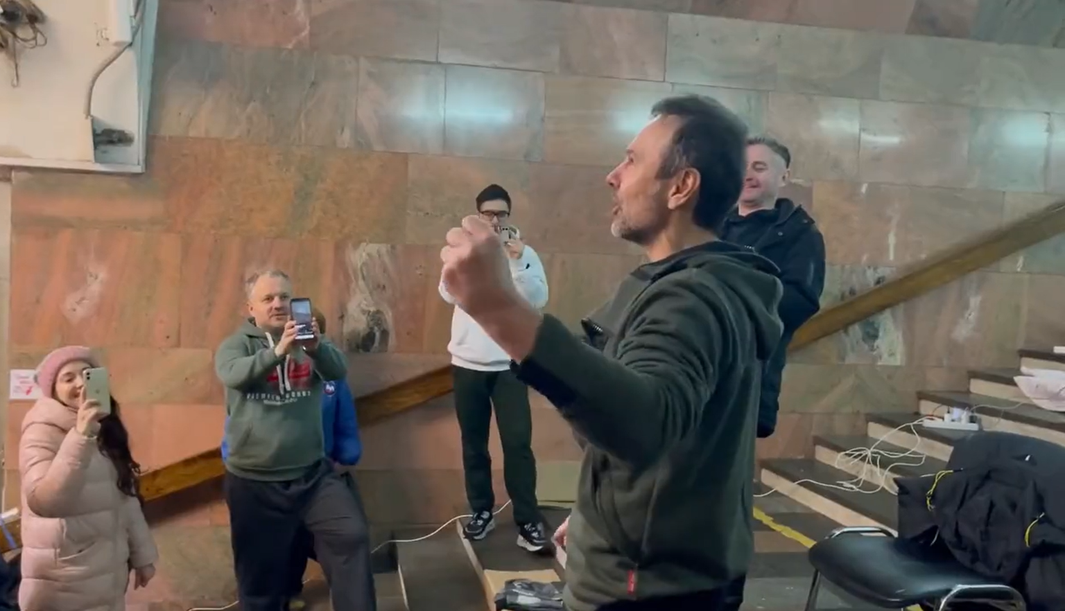 Lieder gegen den Krieg: Der ukrainische Rocksänger Svyatoslav Vakarchuk singt in einer U-Bahnstation in Charkiw zusammen mit den Menschen, die sich dort vor den russischen Angriffen verstecken.