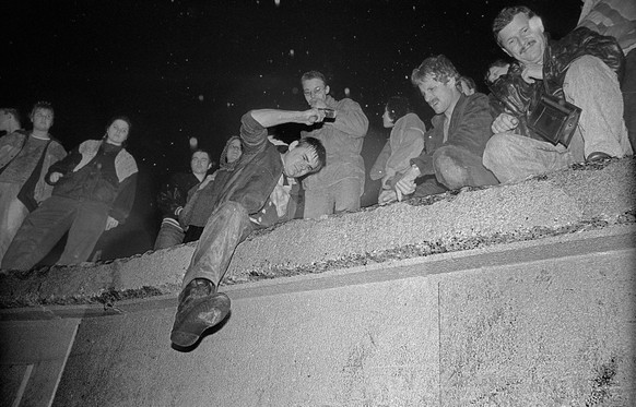 Mauer�ffnung Brandenburger Tor DDR, Berlin, 22.12.1989, �ffnung des Brandenburger Tor, (am Brandenburger Tor wird die Mauer ge�ffnet), Mauerspecht ..., *** Wall opening Brandenburger Tor DDR Berlin 22 ...