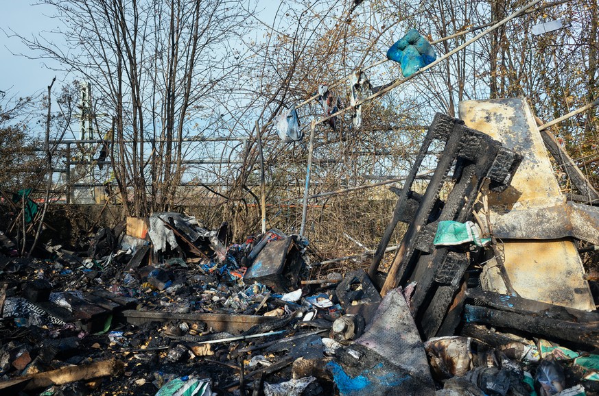 Verbrannte Paletten, zerschmortes Plastik. Das war mal Michaels selbstgezimmerter Verschlag.