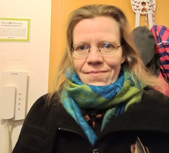 Janina Lütt ist 46 Jahre alt und Armutsbetroffen. Bei watson erklärt sie, was Armut für Menschen bedeutet – und wie viele Gesichter sie hat. Lütt ist chronisch krank und kämpft mit Depressionen, arbei ...