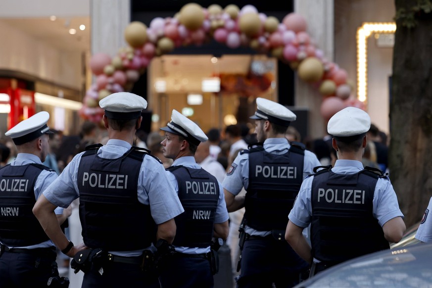 Der Besuch von Michele Morrone, einem Schauspieler und Sänger aus den 365 Days -Filmen von Netflix, sorgte vor dem Douglas-Store auf der Düsseldorfer Kö für Riesen-Chaos unter den Fans. Die Polizei mu ...