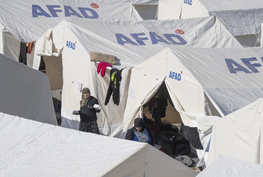 12.02.2023, Türkei, Kahramanmaras: Ein Zeltlager für Erdbebenopfer ist mit Zelten der türkischen Katastrophenschutzbehörde AFAD im Stadion der Provinzhauptstadt aufgebaut worden. Fast eine Woche nach  ...