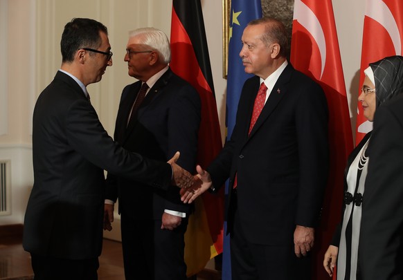 Im Sommer 2018 war der türkische Staatspräsident Recep Tayyip Erdogan (2. v. r.) zu Gast und auch Cem Özdemir (l.) von den Grünen gab ihm zwar die Hand, allerdings nicht ohne ein paar kritische Sätze zum Stand der Demokratie in der Türkei zu sagen.