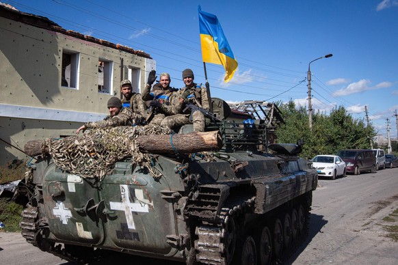 19.09.2022, Ukraine, Isjum: Ukrainische Soldaten fahren auf einem gepanzerten Mannschaftswagen in der Stadt Isjum in der Region Charkiw, die k�rzlich von den ukrainischen Streitkr�ften zur�ck erobert  ...