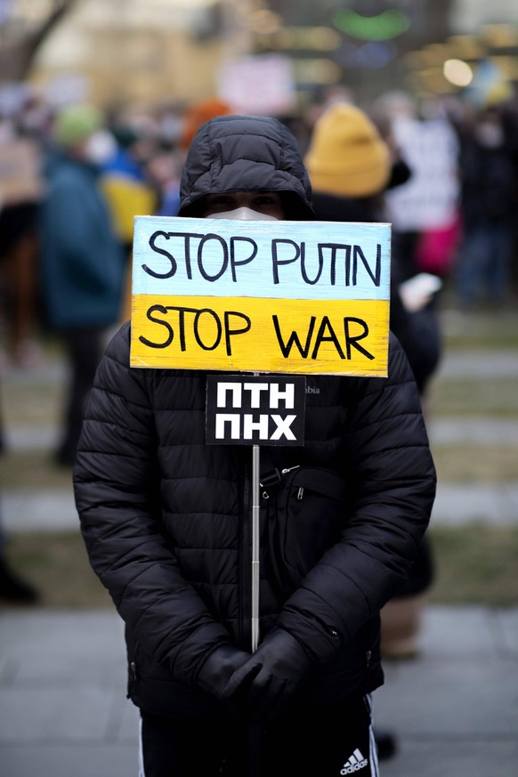 Protest against Russian Invasion of Ukraine DEU, Deutschland, Germany, Berlin, 24.02.2022 Demonstranten mit Schild Stop Putin Stop War gegen den Krieg und den Einmarsch von Russland in der Ukraine unt ...