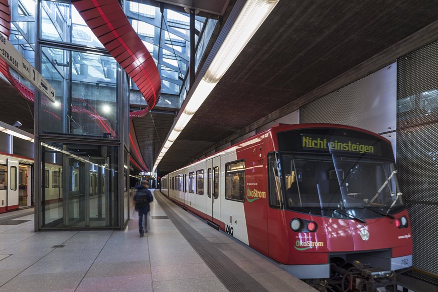 Ein Mann ist in Nürnberg vor die U-Bahn gestoßen worden (Symbolbild).