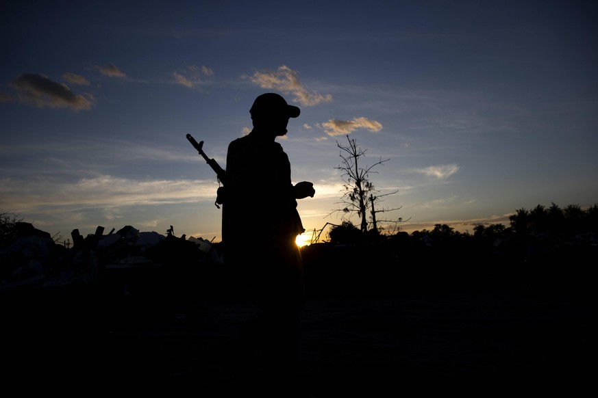 A Ukrainian soldier guards a cemetery of destroyed Russian tanks and vehicles, on the outskirts of Borodyanka, Ukraine, 14 June 2022. Sunset over a Russian tank graveyard in Borodyanka ACHTUNG: NUR RE ...