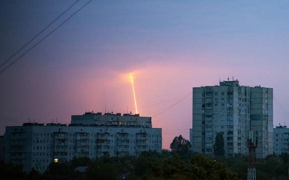 11.08.2022, Ukraine, Charkiw: Russische Raketen fliegen aus der russischen Region Belgorod in Richtung Charkiw. Foto: Vadim Belikov/AP/dpa +++ dpa-Bildfunk +++