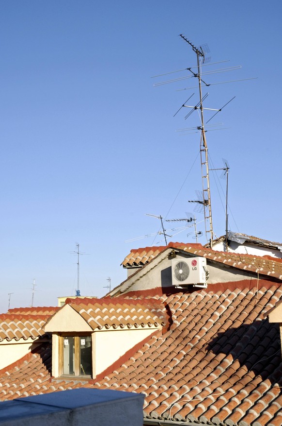 Klimaanlage auf einem Hausdach in Madrid.