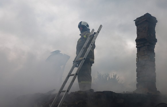 Schweden, Centerpartiet Pressekonferenz mit Annie L��f DONETSK PEOPLE S REPUBLIC - SEPTEMBER 14, 2022: A firefighter battles a fire as a 155mm shell from the Ukrainian Armed Forces hits the village of ...