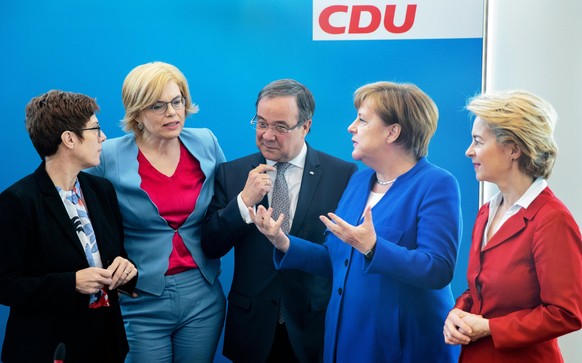 In der vorderen Reihe der CDU gibt es auch Frauen.