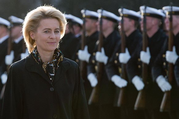 Mit militärischen Ehren wird die neue Bundesverteidigungsministerin, Ursula von der Leyen (CDU), am 17.12.2013 in Berlin von der Bundeswehr begrüßt. Ursula von der Leyen ist die Bundesverteidigungsmin ...
