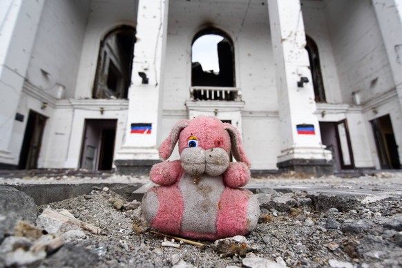 News Bilder des Tages Ukraine-Konflikt, Eindrücke aus Mariupol MARIUPOL, UKRAINE - MAY 13, 2022: A stuffed toy left outside the Donetsk Regional Drama Theatre. The Russian Armed Forces are carrying ou ...