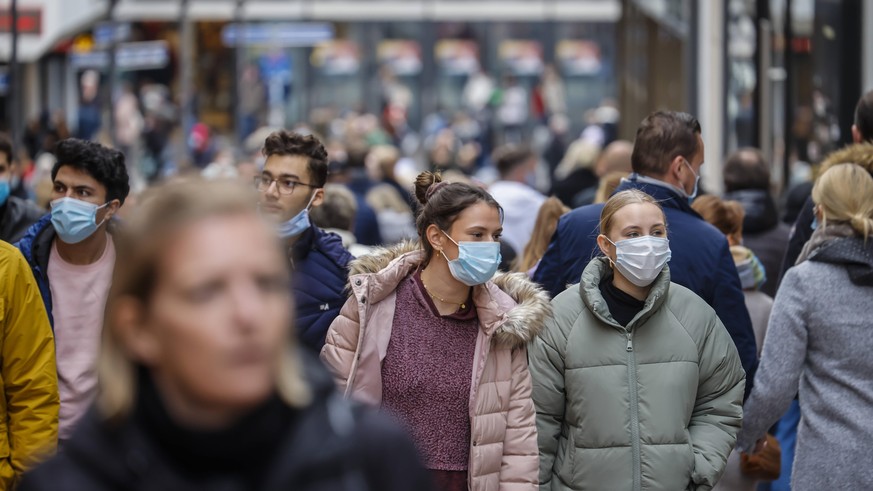 Essen, Ruhrgebiet, Nordrhein-Westfalen, Deutschland - Essener Innenstadt in Zeiten der Coronakrise beim zweiten Teil Lockdown, jugendliche Passanten mit Schutzmasken gehen ueber die weihnachtlich gesc ...