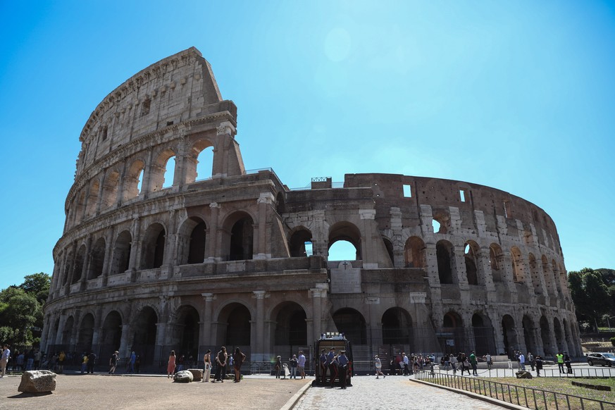 01.06.2020, Italien, Rom: Blick auf die Fassade des Kolosseums in Rom. Das Kolosseum in Rom kann nach rund drei Monaten Corona-Sperre wieder besichtigt werden. Foto: Cheng Tingting/Xinhua/dpa +++ dpa- ...