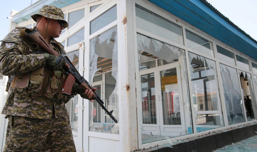 Kyrgyzstan Tajikistan Tensions 8278024 19.09.2022 A Kyrgyz serviceman guards at the Kyzyl-Bel checkpoint on Kyrgyz-Tajik border, in Kyrgyzstan. Large-scale clashes on the Kyrgyz-Tajik border flared up ...