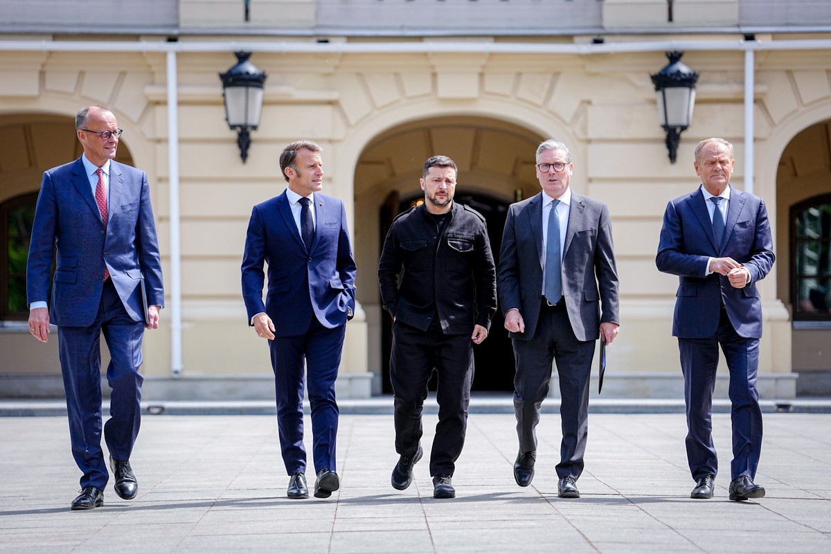 10.05.2025, Ukraine, Kiew: Bundeskanzler Friedrich Merz (l-r, CDU), Frankreichs Präsident Emmanuel Macron, Wolodymyr Selenskyj, Präsident der Ukraine, Keir Starmer, Premierminister von Großbritannien, ...