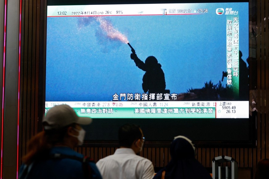 Auf einem TV-Bildschirm werden Chinas Militärmanäver gezeigt.