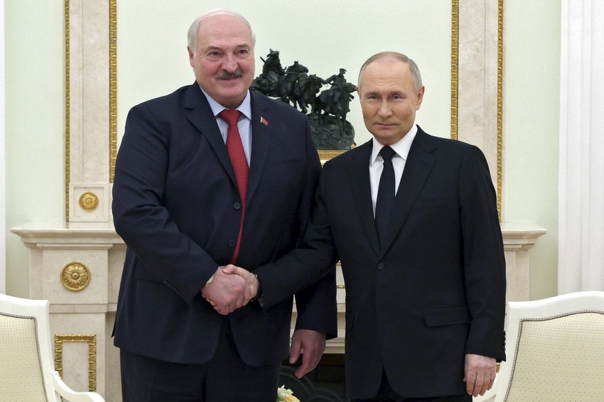 11.04.2024, Russland, Moskau: Auf diesem von der staatlichen russischen Nachrichtenagentur Sputnik via AP veröffentlichte Foto empängt Wladimir Putin (r), Präsident von Russland, Alexander Lukaschenko ...