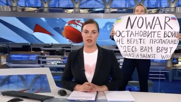 foto IPP da video 14-03-2022 la giornalista Marina Ovsyannikova irrompe in diretta televisiva durante Vremya, il principale telegiornale russo mostrando un cartello con su scritto Non credete alla pro ...