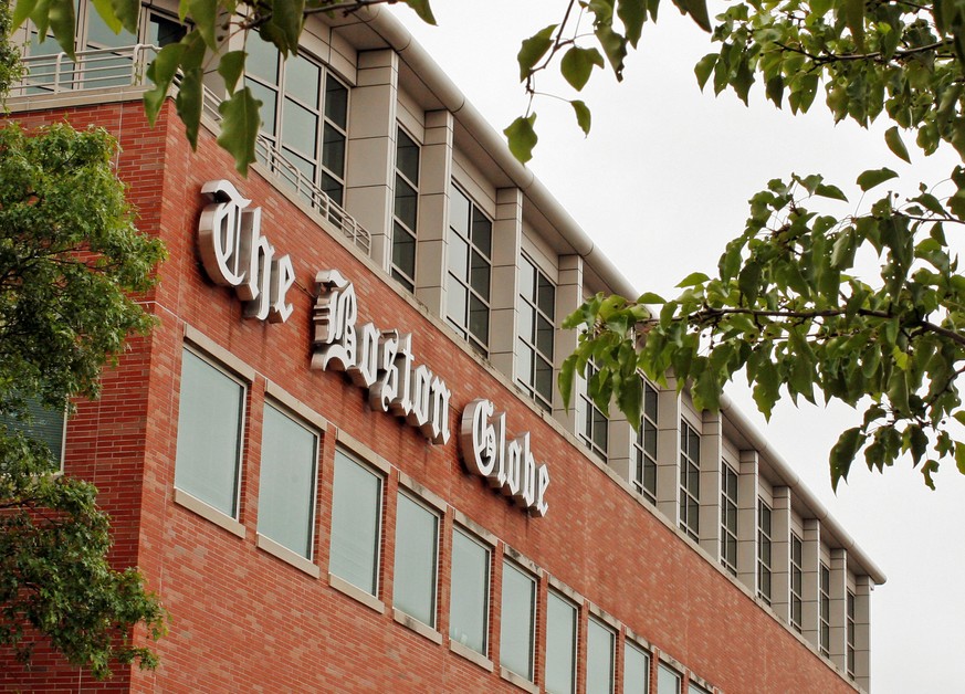 FILE PHOTO: The Boston Globe&#039;s logo is seen on the newspaper&#039;s building in Boston, Massachusetts June 15, 2009. REUTERS/Brian Snyder/File Photo