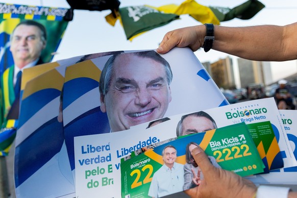 26.09.2022, Brasilien, Brasilia: Anhänger vom aktuellen Präsidenten Bolsonaro verteilen Propaganda auf der Straße. Die Präsidentschaftswahlen finden im südamerikanischen Land am 2. Oktober statt. Foto ...