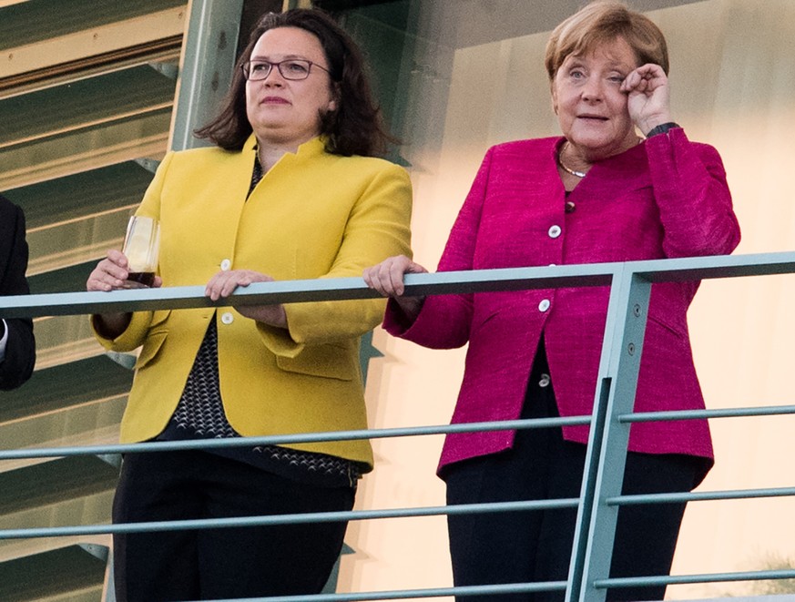 26.06.2018, Berlin: Olaf Scholz (SPD, l-r), Bundesfinanzminister, Andrea Nahles, Vorsitzende der Sozialdemokratischen Partei Deutschlands (SPD), und Bundeskanzlerin Angela Merkel (CDU) stehen vor dem  ...