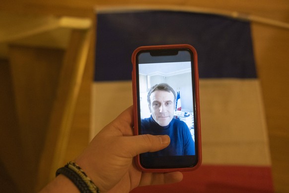 Der an Covid-19 erkrankte französische Präsident Emmanuel Macron in einer Videobotschaft, die er in der häuslichen Quarantäne aufgenommen hat.