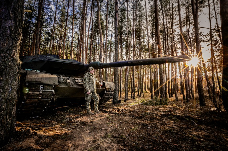 Leopard-2-A6 ** NUR FUeR REDAKTIONELLE ZWECKE ** EDITORIAL USE ONLY **&lt;p&gt;Ukrainische Soldaten stehen am Mittwoch 31. Januar 2024 vor einem Leopard-2-Panzer in der Oblast Donezk im Osten der Ukra ...